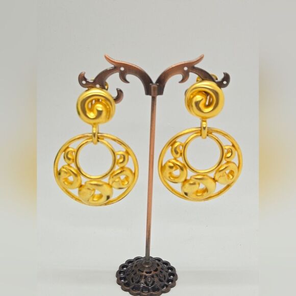 80s Door Knocker Earrings in Gold Tone Designer Signed Clara Huge - Picture 8 of 9